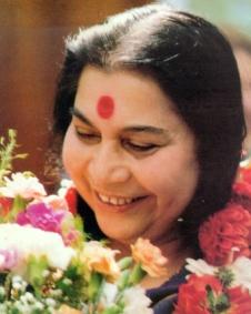 Mata Nirmala Devi receiving flowers