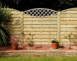 garden fence with undulating profile and trellis sequence